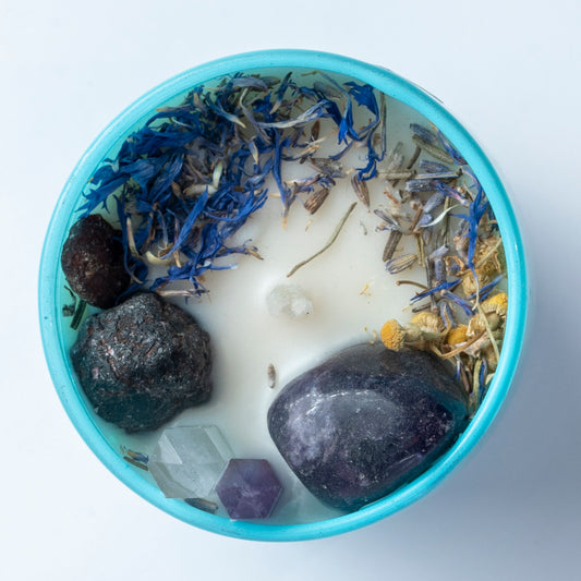 The whispers of the moon, la Luna the guide and enchantress! Power and might, the discerning calm! Intention candle infused with scents of vanilla